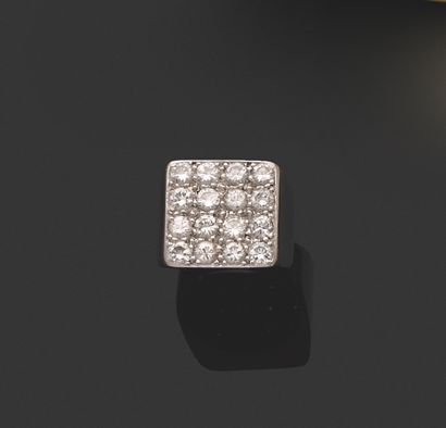 null SIGNET RING.
750 thousandths white gold and 850 thousandths platinum, the center...