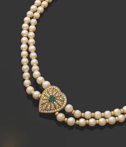 null COLLIER.
Deux rangs de perles de culture choker, alternées de rondelles d’or,...