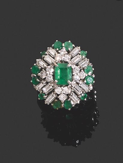 null RING.
750 thousandths white gold, set with a central emerald in a double surround...