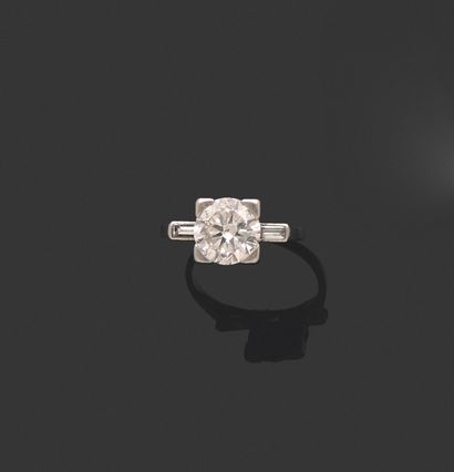 null RING.
850 thousandth platinum, set with a round brilliant-cut diamond in the...