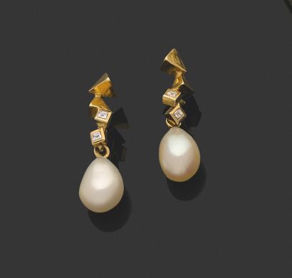 PAIR OF EARRINGS.
750 thousandth yellow gold,...