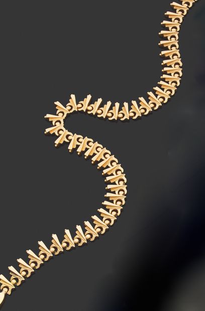 null CHOKER NECKLACE. 
Yellow gold 750 thousandths, articulated, geometrical links....