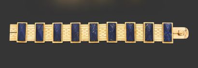 null BRACELET. 
750 thousandths yellow gold, articulated with chased rectangular...