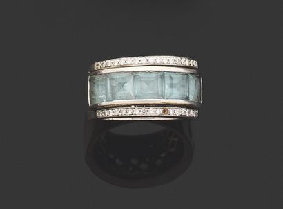 RING. 
750 thousandths white gold, decorated...