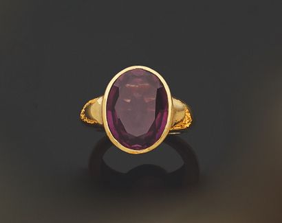 null RING. 
Gilded silver, set with an amethyst. Finger size. 54 cm.
Gross weight....