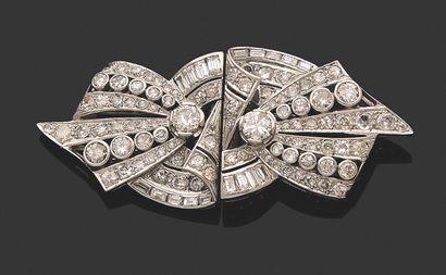 null BROOCH FORMING A DOUBLE CLIP.
850 thousandth platinum and 750 thousandth white...