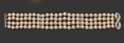 BRACELET.
Four rows of choker cultured pearls,...