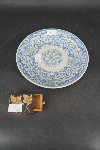 null Une assiette en porcelaine à décor en camaieu bleu floral. Chine Xxe siècle....