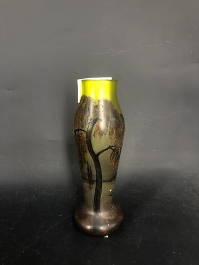 null MICHEL (Xxe), vase de forme balustre en verre peint figurant un paysage lacustre,...