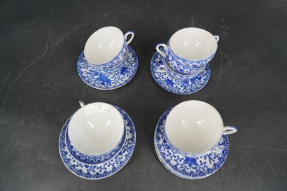 null Réunion de huit tasses et sous-tasses en porcelaine du Japon à décor émaillé...