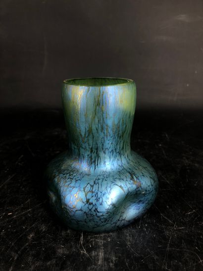 null Johann LOETZ (1880-1940), dans le goût de, vase en verre irisé dans les tons...