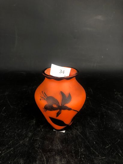null RICHARD, Petit vase en verre gravé multicouche dégagé à l'acide à décor de tige...