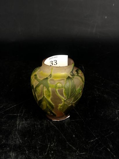 null Etablissement Gallé, petit vase de forme ovoïde en verre multicouches à décor...