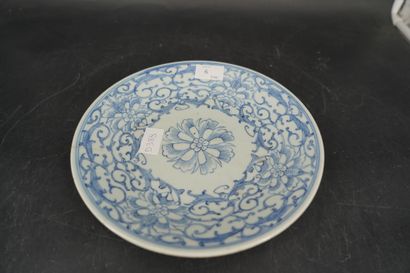 null Une assiette en porcelaine à décor en camaieu bleu floral. Chine Xxe siècle....