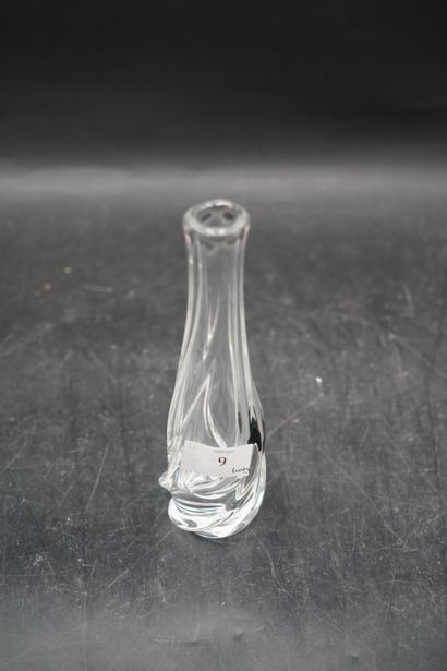 null SAINT LOUIS. Vase soliflore en cristal de forme torsadée, marqué sous la base....