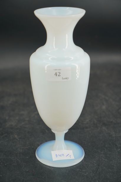 null CRISTALLERIE DE SEVRES, Vase balustre sur piedouche en verre opalin, étiquette...