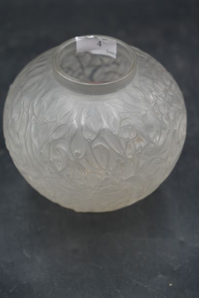 null R. LALIQUE. Vase de forme ovoïde en verre moulé à décor de gui. En l'état.