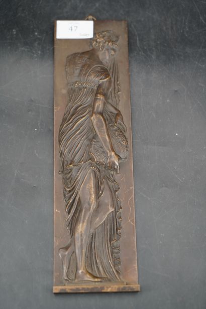 null F. BARBEDIENNE, Bas relief en bronze patiné reprenant une nymphe de la fontaine...