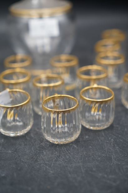 null Réunion de dix petits verres à anses en verre à filets dorés. On joint une bonbonnière...