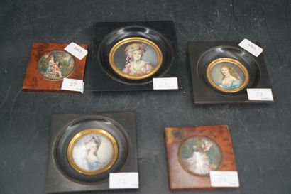 null Réunion de sept miniatures figurant des portraits d'élégantes, de femmes et...