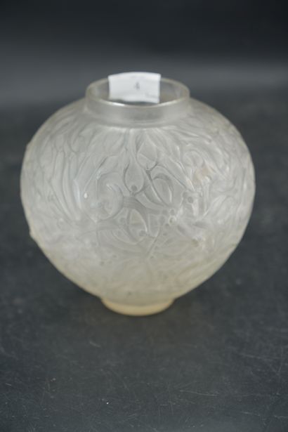 null R. LALIQUE. Vase de forme ovoïde en verre moulé à décor de gui. En l'état.