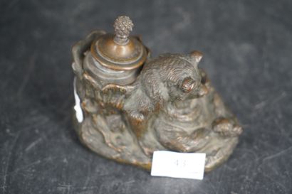 null DONAT-MOTTE, Encrier en bronze et métal à figure d'ours adossé à une souche...