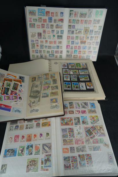 null Quatre albums de timbres, dont Vietnam ; Burkina Fasso ; Pakistan ; Rwanda ;...