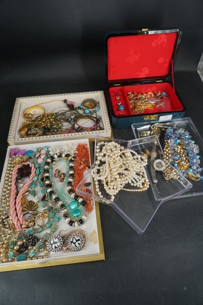 null Réunion de bijoux fantaisie comprenant bagues, bracelets, etc.