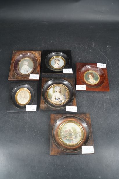 null Réunion de six miniatures représentant des portraits de femme et une lavandière....