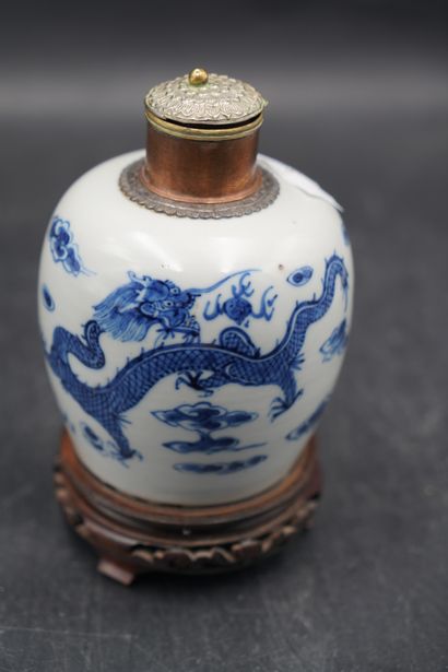 null INDOCHINE vers (1900), Flacon à thé de forme ovoïde en céramique à décor en...