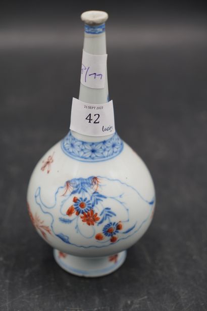 null CHINE POUR LE VIETNAM (vers 1900), Vase globulaire à long col en porcelaine...
