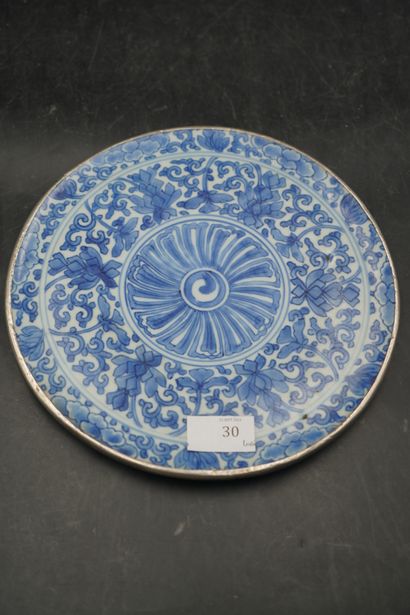 null INDOCHINE (XIXe) Plaque circulaire en céramique à décor en camaïeu bleu, de...