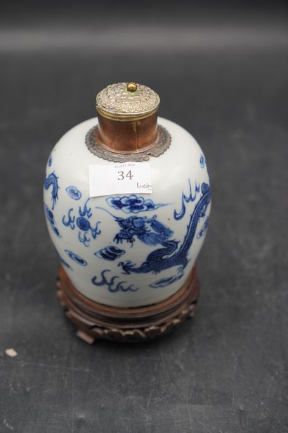 null INDOCHINE vers (1900), Flacon à thé de forme ovoïde en céramique à décor en...