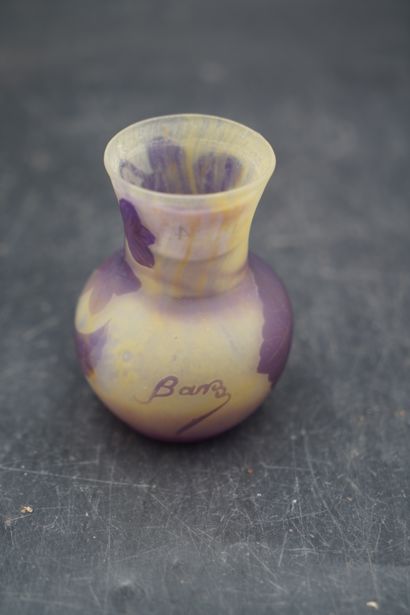 null GALLE dans le goût de, vase soliflore à décor multicouches gravé à l'acide de...