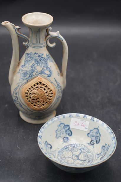 null INDOCHINE (vers 1900), Aiguière de forme ovoïde et sa coupe en céramique à décor...
