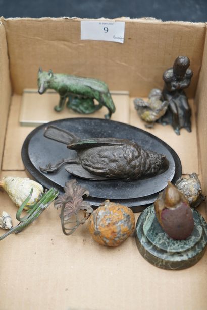 null Réunion de statuettes en bronze patiné ou bronze peint comprenant un oiseau...