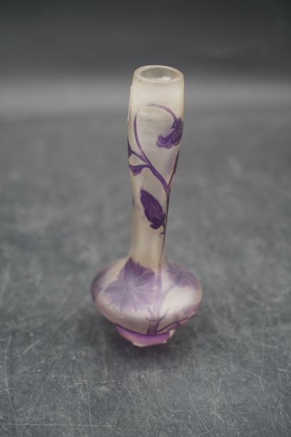 null BARZ (XXe), vase soliflore en verre multicouches, le décor de fleurs dégagé...