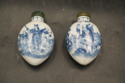 null CHINE POUR LE VIETNAM, Deux tabatières en céramique à décor en camaïeu bleu...