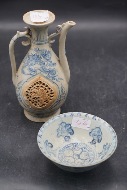 null INDOCHINE (vers 1900), Aiguière de forme ovoïde et sa coupe en céramique à décor...