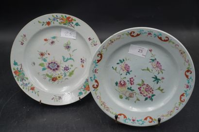 null CHINE, deux assiettes en porcelaine à décor émaillé polychrome de fleurs et...