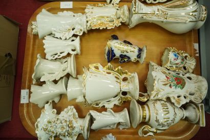 null Réunion de vases d'église en porcelaine à décor doré ou polychrome. Accidents...