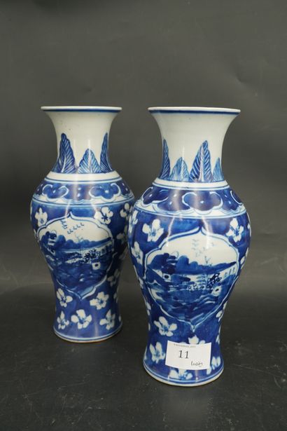 null CHINE, XXe. Paire de vases balustre en porcelaine à décor en camaïeu bleu de...