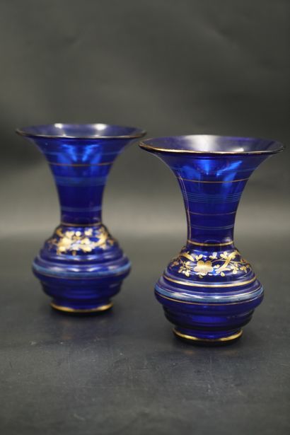 null Paire de vases cornets en cristal teinté bleu à décor doré de liserés et guirlandes...