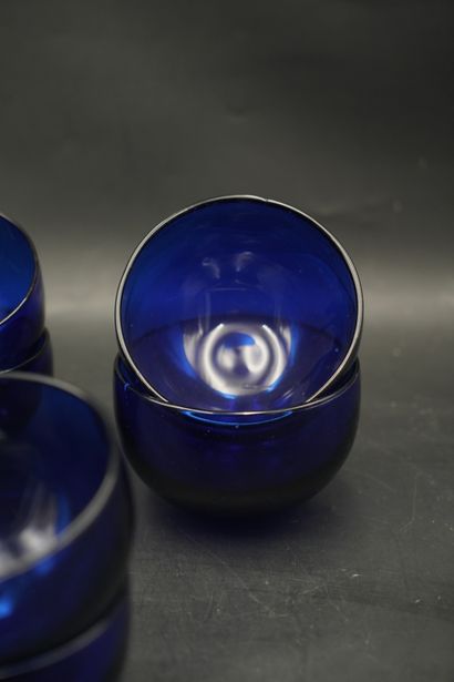 null Suite de six rince-doigts en cristal bleu.