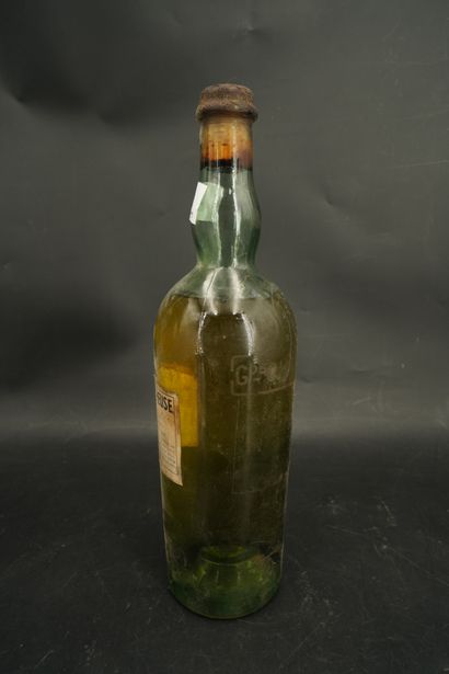 null Bouteille de Chartreuse, période 1941-1951. Etiquette arrachée. Niveau 7 cm...