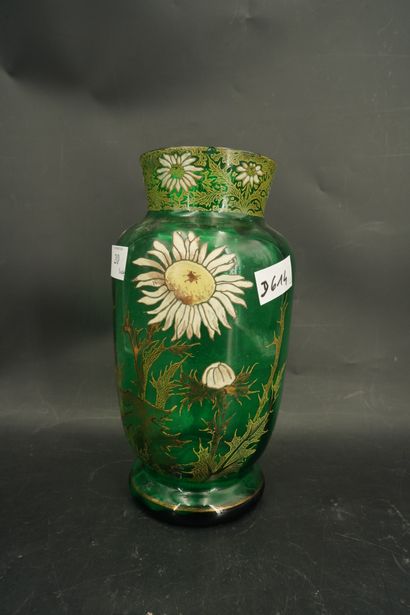 null Dans le goût de Montjoie, vase en verre teinté vert, à décor émaillé et doré...