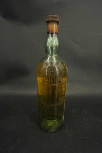 null Bouteille de Chartreuse, période 1941-1951. Etiquette arrachée. Niveau 7 cm...
