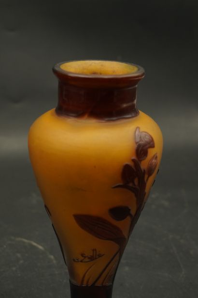 null Etablissement Gallé. Vase en verre multicouche à décor dégagé à l'acide d'orchidées....