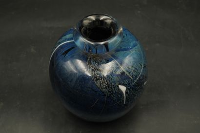 null François LE LONQUER (1945-1991). Vase pomiforme en verre soufflé, le fond bleuté,...