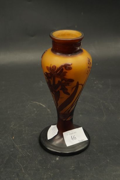 null Etablissement Gallé. Vase en verre multicouche à décor dégagé à l'acide d'orchidées....